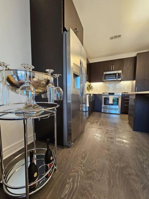 Luxury Highrise In Midtown - Skyline Views And Chic Decor Leilighet Houston Eksteriør bilde