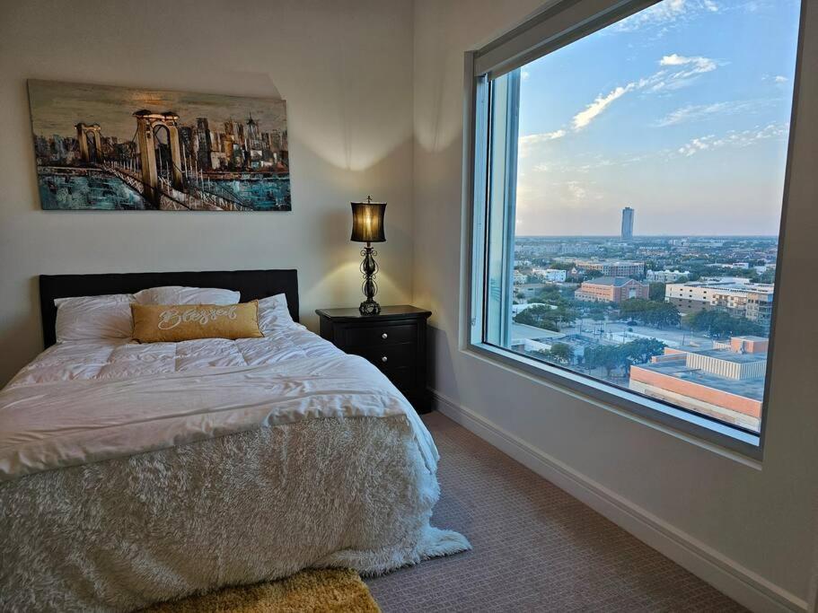 Luxury Highrise In Midtown - Skyline Views And Chic Decor Leilighet Houston Eksteriør bilde