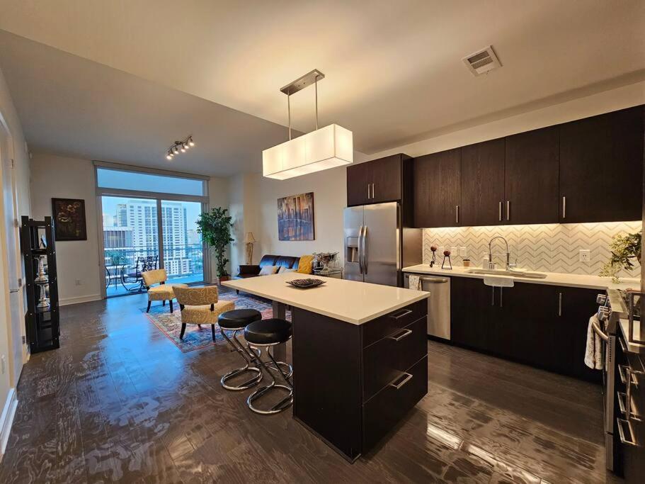 Luxury Highrise In Midtown - Skyline Views And Chic Decor Leilighet Houston Eksteriør bilde