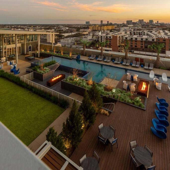 Luxury Highrise In Midtown - Skyline Views And Chic Decor Leilighet Houston Eksteriør bilde