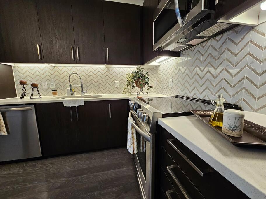Luxury Highrise In Midtown - Skyline Views And Chic Decor Leilighet Houston Eksteriør bilde