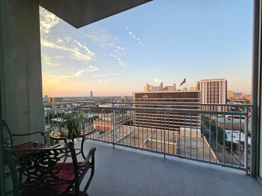 Luxury Highrise In Midtown - Skyline Views And Chic Decor Leilighet Houston Eksteriør bilde